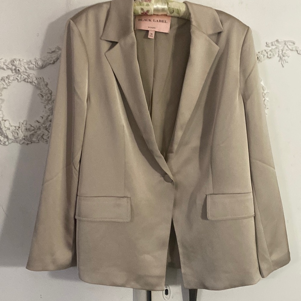 Chico’s Black Label elegant blazer. SZ 18 NWOT Champagne color.